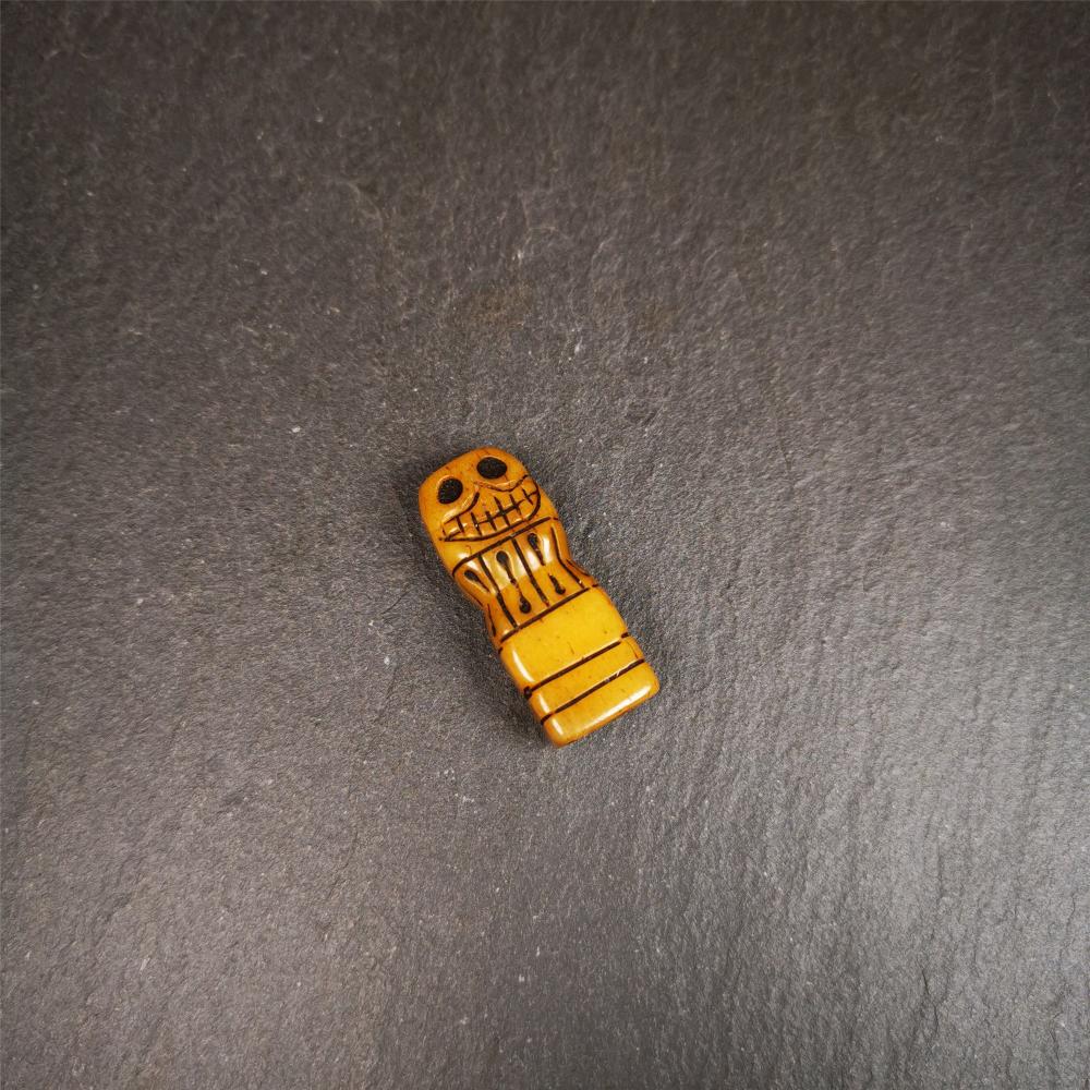 This skull seal amulet was made by Tibetan craftsmen and come from Hepo Town, Baiyu County, the birthplace of the famous Tibetan handicrafts. It's made of yak bone,yellow color,carved skull shape,and OM letter at the bottom,height is inches. You can make it a pendant, keychain.