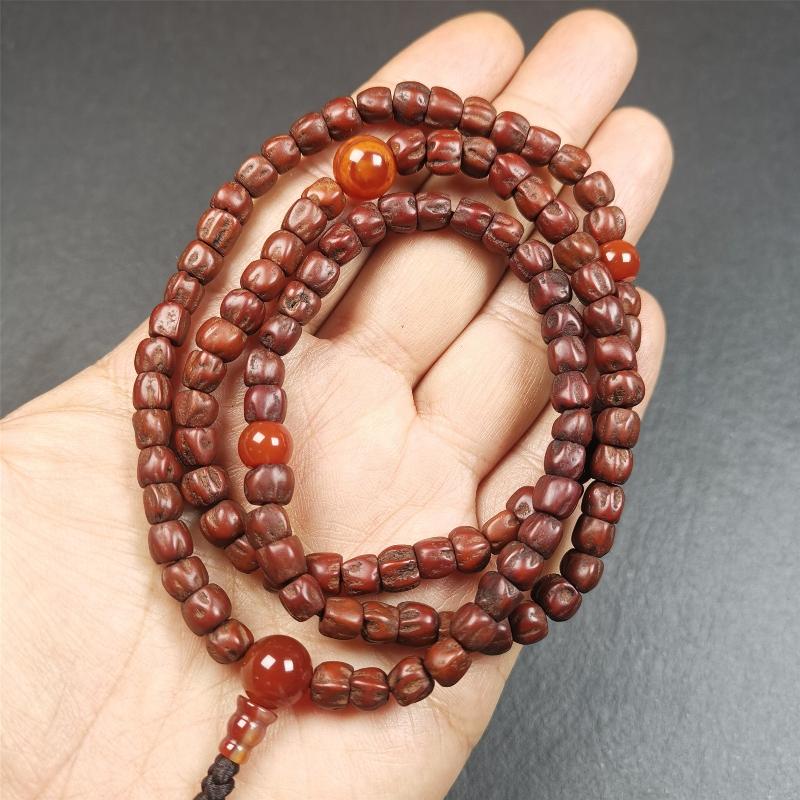 This old Cypress Seed Beads Mala was handmade from tibetan crafts man in Baiyu County,about 30 years old. It is composed of 108 pcs 6.5mm cypress seed beads,then add some old agate beads,end of a agate guru bead.