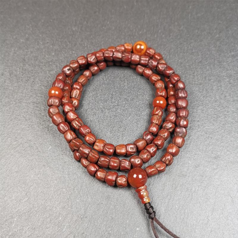 This old Cypress Seed Beads Mala was handmade from tibetan crafts man in Baiyu County,about 30 years old. It is composed of 108 pcs 6.5mm cypress seed beads,then add some old agate beads,end of a agate guru bead.