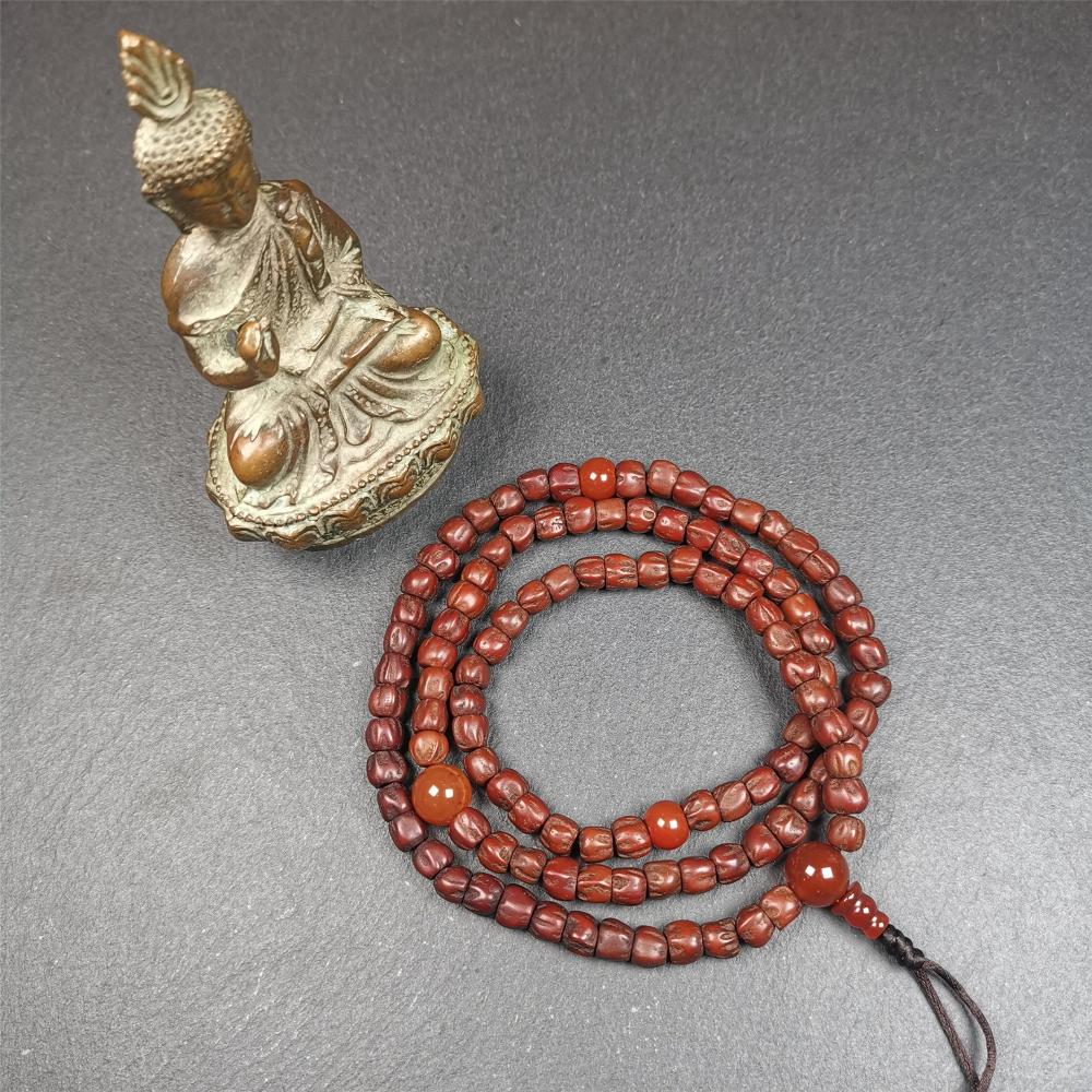 This old Cypress Seed Beads Mala was handmade from tibetan crafts man in Baiyu County,about 30 years old. It is composed of 108 pcs 6.5mm cypress seed beads,then add some old agate beads,end of a agate guru bead.