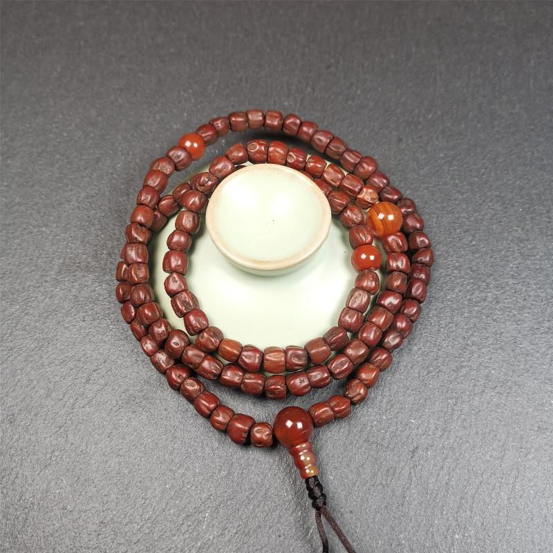 This old Cypress Seed Beads Mala was handmade from tibetan crafts man in Baiyu County,about 30 years old. It is composed of 108 pcs 6.5mm cypress seed beads,then add some old agate beads,end of a agate guru bead.