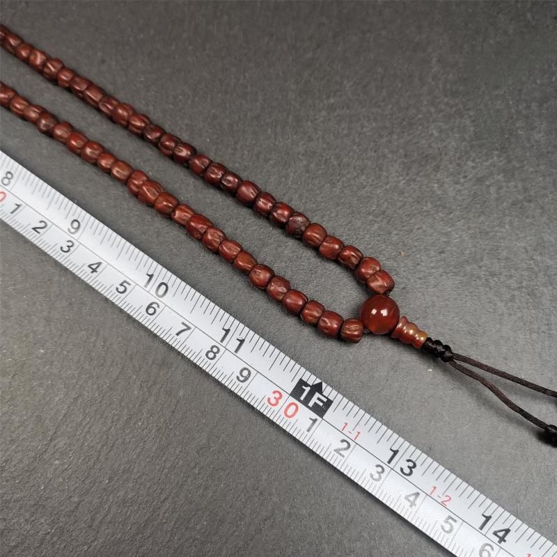 This old Cypress Seed Beads Mala was handmade from tibetan crafts man in Baiyu County,about 30 years old. It is composed of 108 pcs 6.5mm cypress seed beads,then add some old agate beads,end of a agate guru bead.