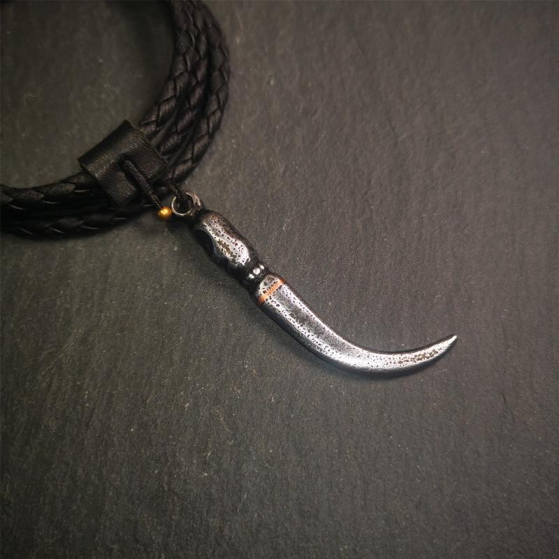 This wolf tooth pendant is made by Tibetan craftsmen and come from Hepo Town, Baiyu County, the birthplace of the famous Tibetan handicrafts. It's made of cold iron and inlaid copper,the body is black color,length is 2.16 inches. You can make it a necklace or mala pendant, or keychain.