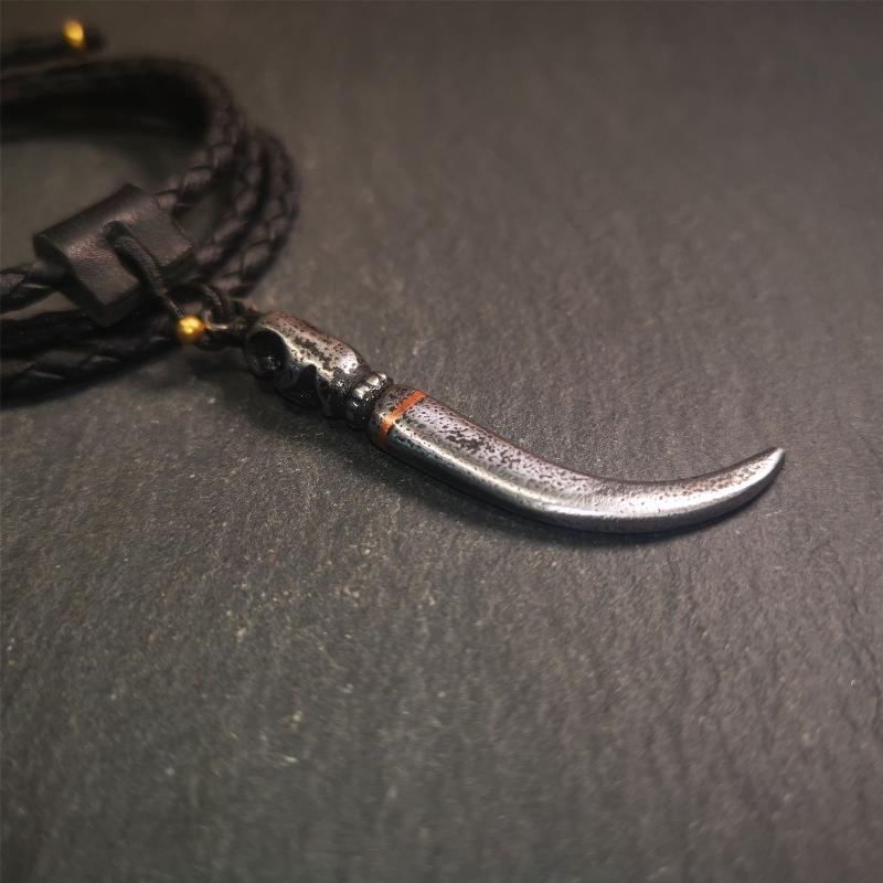 This wolf tooth pendant is made by Tibetan craftsmen and come from Hepo Town, Baiyu County, the birthplace of the famous Tibetan handicrafts. It's made of cold iron and inlaid copper,the body is black color,length is 2.16 inches. You can make it a necklace or mala pendant, or keychain.