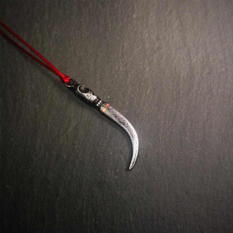 This wolf tooth pendant is made by Tibetan craftsmen and come from Hepo Town, Baiyu County, the birthplace of the famous Tibetan handicrafts. It's made of cold iron and inlaid copper,the body is black color,length is 2.16 inches. You can make it a necklace or mala pendant, or keychain.