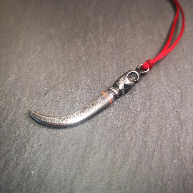 This wolf tooth pendant is made by Tibetan craftsmen and come from Hepo Town, Baiyu County, the birthplace of the famous Tibetan handicrafts. It's made of cold iron and inlaid copper,the body is black color,length is 2.16 inches. You can make it a necklace or mala pendant, or keychain.