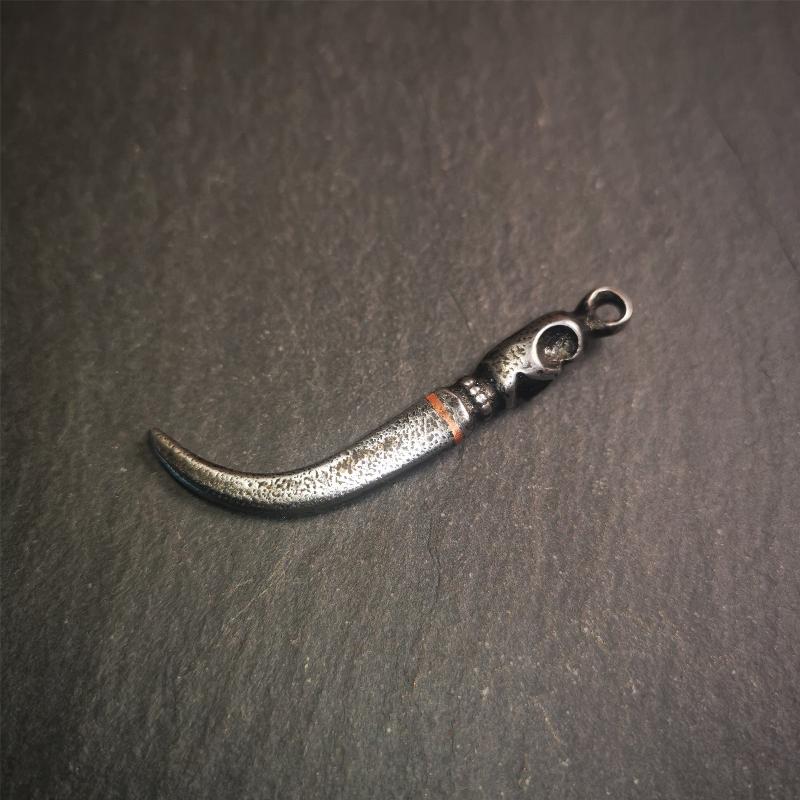 This wolf tooth pendant is made by Tibetan craftsmen and come from Hepo Town, Baiyu County, the birthplace of the famous Tibetan handicrafts. It's made of cold iron and inlaid copper,the body is black color,length is 2.16 inches. You can make it a necklace or mala pendant, or keychain.