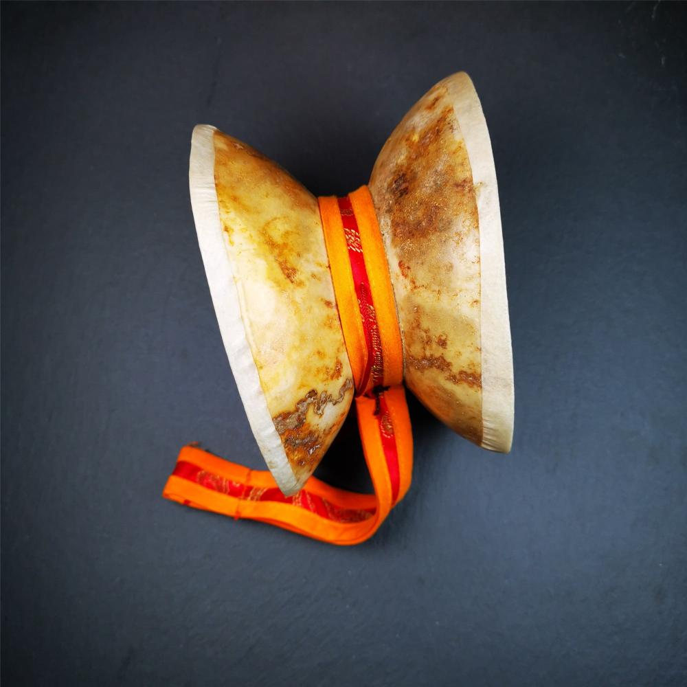 This kapala Damaru Chod Drum was collected from Baiyu Tibet,made from Rejia Monastery and blessed by lama. It is made with traditional craftsmanship,use 2 kapala,sheepskin and cotton.