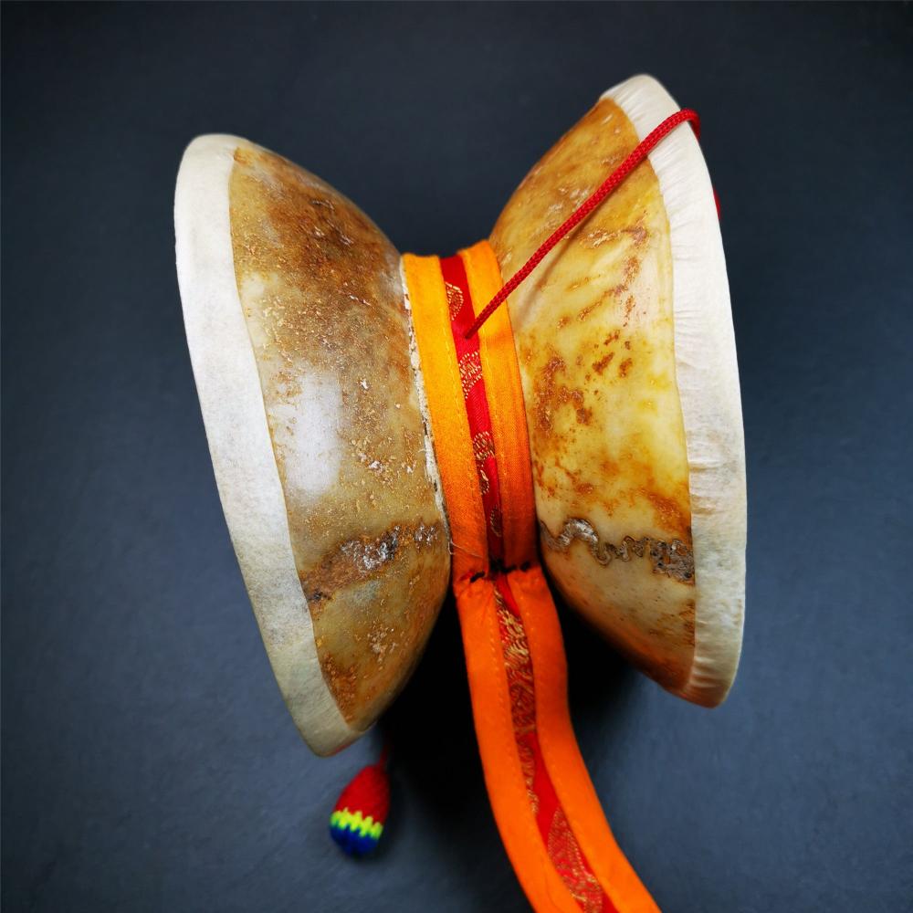 This kapala Damaru Chod Drum was collected from Baiyu Tibet,made from Rejia Monastery and blessed by lama. It is made with traditional craftsmanship,use 2 kapala,sheepskin and cotton.
