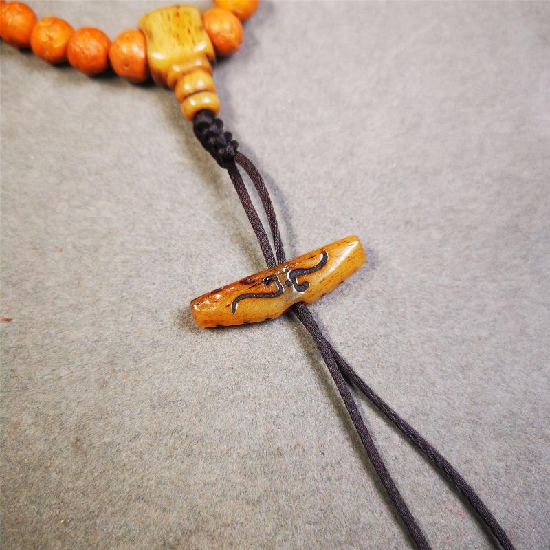 This unique bone carved ruyi pendant is made by Tibetan craftsmen in Hepo Township, Baiyu County, the birthplace of the famous Tibetan handicrafts. You can use it as a spacer bead on mala,or pendant bead under guru bead. Also can be use as amulet pendant or keychain.