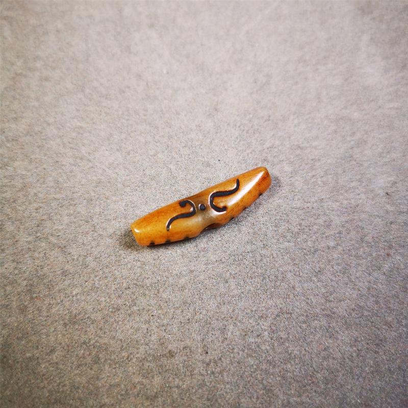 This unique bone carved ruyi pendant is made by Tibetan craftsmen in Hepo Township, Baiyu County, the birthplace of the famous Tibetan handicrafts. You can use it as a spacer bead on mala,or pendant bead under guru bead. Also can be use as amulet pendant or keychain.
