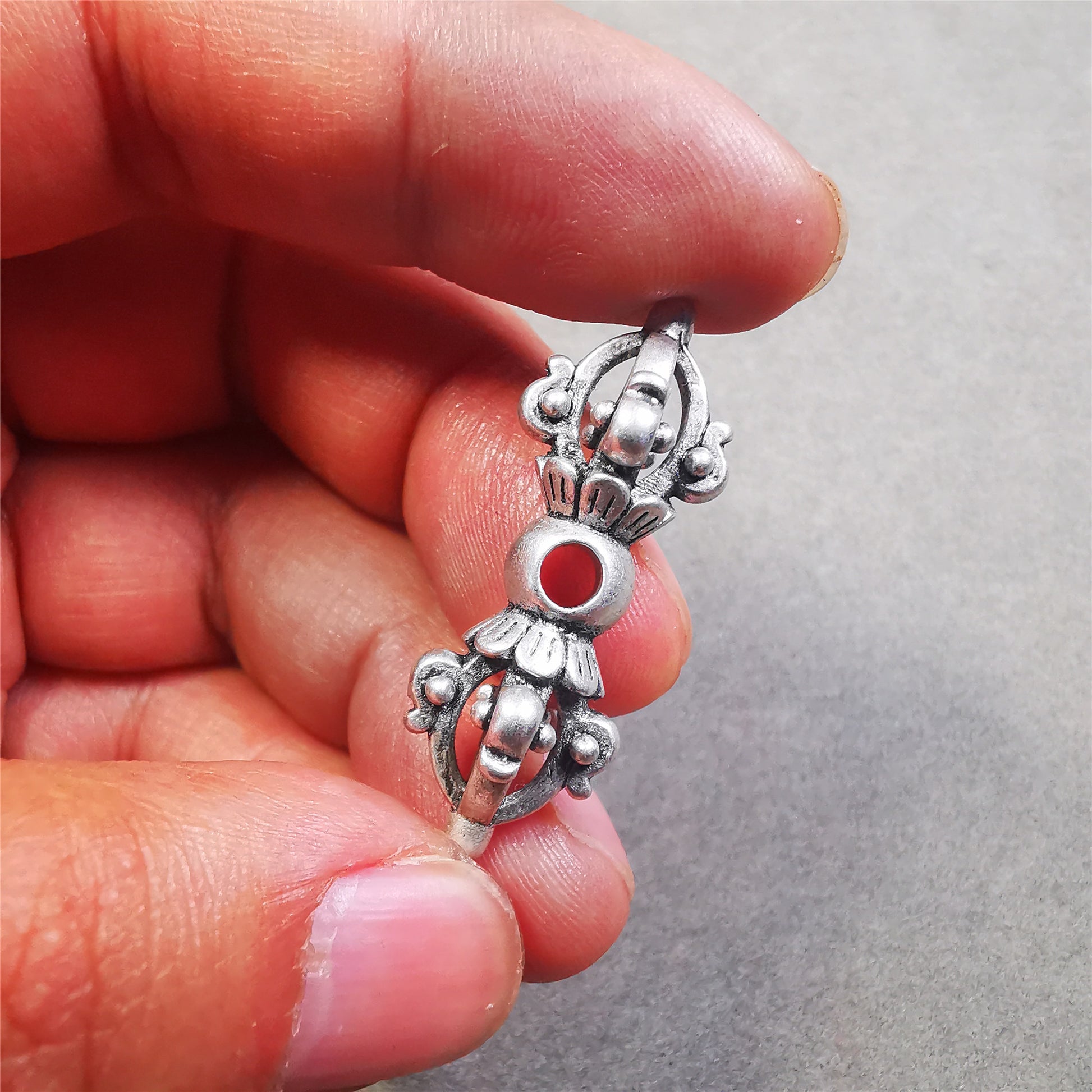 This copper vajra pendant was made by Tibetan craftsmen in Hepo Township, Baiyu County, the birthplace of the famous Tibetan handicrafts.  You can make it as a mala pendant below the guru bead, or spacer bead on mala. Also can be use as pendant or keychain.