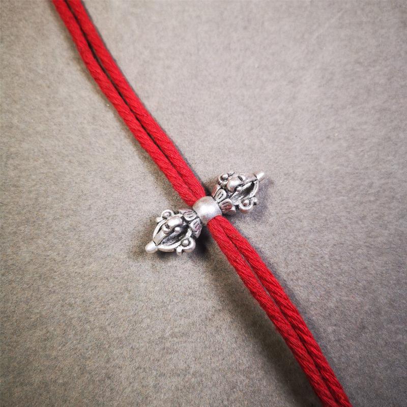 This copper vajra pendant was made by Tibetan craftsmen in Hepo Township, Baiyu County, the birthplace of the famous Tibetan handicrafts.  You can make it as a mala pendant below the guru bead, or spacer bead on mala. Also can be use as pendant or keychain.