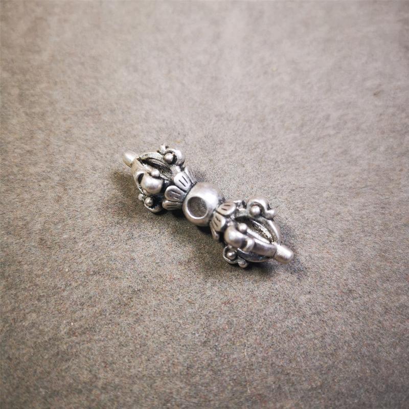 This copper vajra pendant was made by Tibetan craftsmen in Hepo Township, Baiyu County, the birthplace of the famous Tibetan handicrafts.  You can make it as a mala pendant below the guru bead, or spacer bead on mala. Also can be use as pendant or keychain.