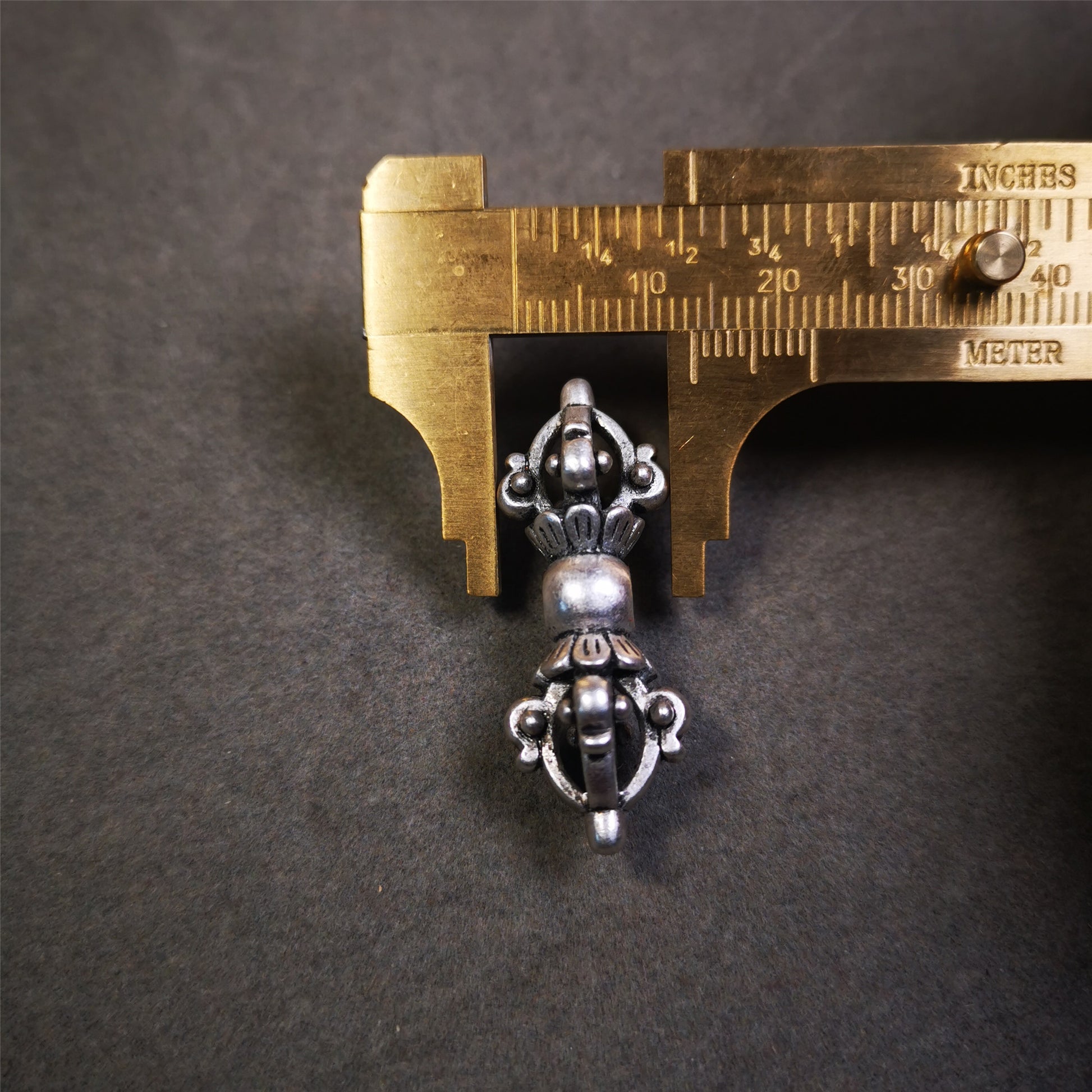 This copper vajra pendant was made by Tibetan craftsmen in Hepo Township, Baiyu County, the birthplace of the famous Tibetan handicrafts.  You can make it as a mala pendant below the guru bead, or spacer bead on mala. Also can be use as pendant or keychain.