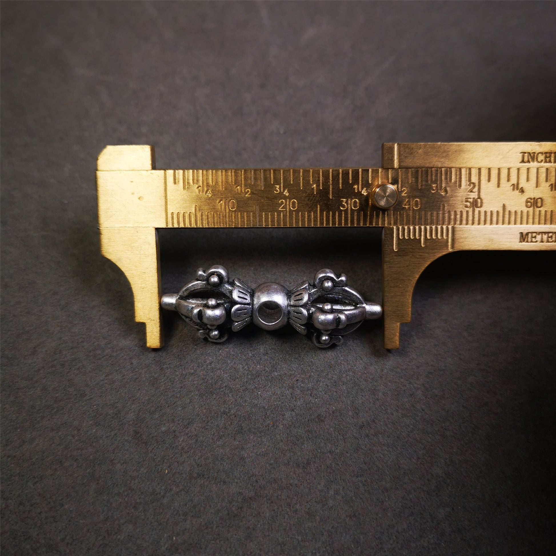 This copper vajra pendant was made by Tibetan craftsmen in Hepo Township, Baiyu County, the birthplace of the famous Tibetan handicrafts.  You can make it as a mala pendant below the guru bead, or spacer bead on mala. Also can be use as pendant or keychain.