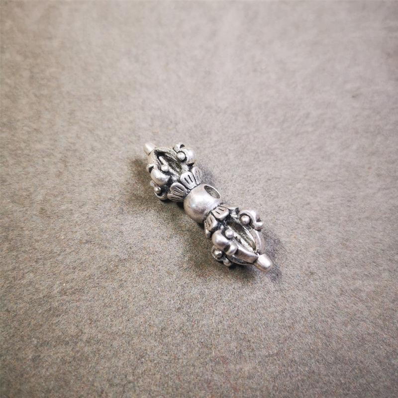 This copper vajra pendant was made by Tibetan craftsmen in Hepo Township, Baiyu County, the birthplace of the famous Tibetan handicrafts.  You can make it as a mala pendant below the guru bead, or spacer bead on mala. Also can be use as pendant or keychain.