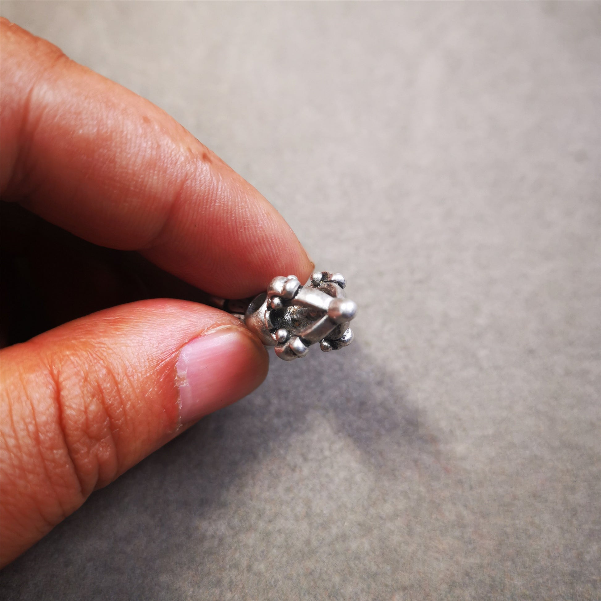 This copper vajra pendant was made by Tibetan craftsmen in Hepo Township, Baiyu County, the birthplace of the famous Tibetan handicrafts.  You can make it as a mala pendant below the guru bead, or spacer bead on mala. Also can be use as pendant or keychain.