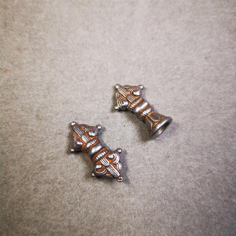 This pair of vajra and bell pendant are made by Tibetan craftsmen and come from Hepo Town, Baiyu County, the birthplace of the famous Tibetan handicrafts. You can make it as a mala pendant below the guru bead, or spacer bead on mala. Also can be use as neckalce pendant or keychain.