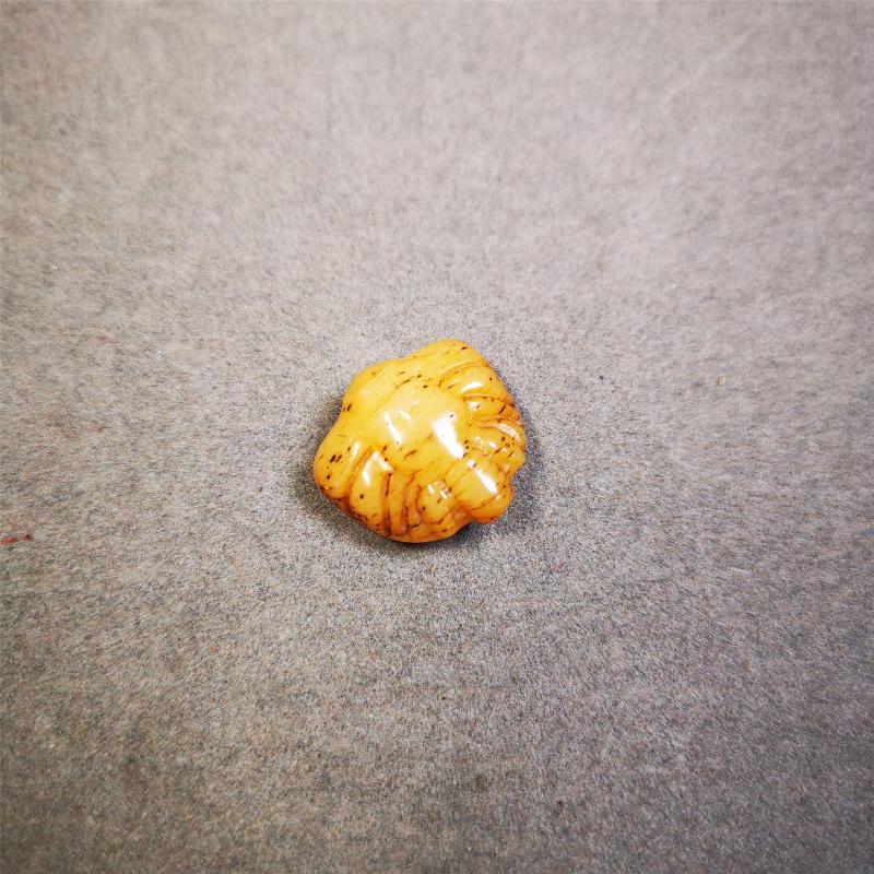 This unique bone carved scorpion pendant is made by Tibetan craftsmen. You can make it as a mala pendant below the guru bead, or spacer bead on mala. Also can be use as pendant or keychain.
