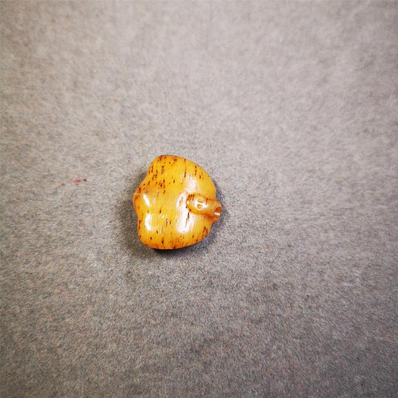 This unique bone carved scorpion pendant is made by Tibetan craftsmen. You can make it as a mala pendant below the guru bead, or spacer bead on mala. Also can be use as pendant or keychain.