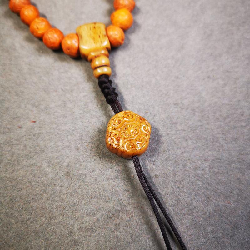 This unique bone carved lucky knot pendant is made by Tibetan craftsmen in Hepo Township, Baiyu County, the birthplace of the famous Tibetan handicrafts. You can make it as a mala pendant below the guru bead, or spacer bead on mala. Also can be use as pendant or keychain.