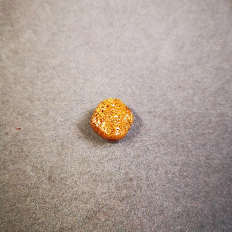 This unique bone carved lucky knot pendant is made by Tibetan craftsmen in Hepo Township, Baiyu County, the birthplace of the famous Tibetan handicrafts. You can make it as a mala pendant below the guru bead, or spacer bead on mala. Also can be use as pendant or keychain.