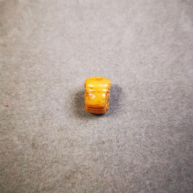 This unique bone carved lucky knot pendant is made by Tibetan craftsmen in Hepo Township, Baiyu County, the birthplace of the famous Tibetan handicrafts. You can make it as a mala pendant below the guru bead, or spacer bead on mala. Also can be use as pendant or keychain.