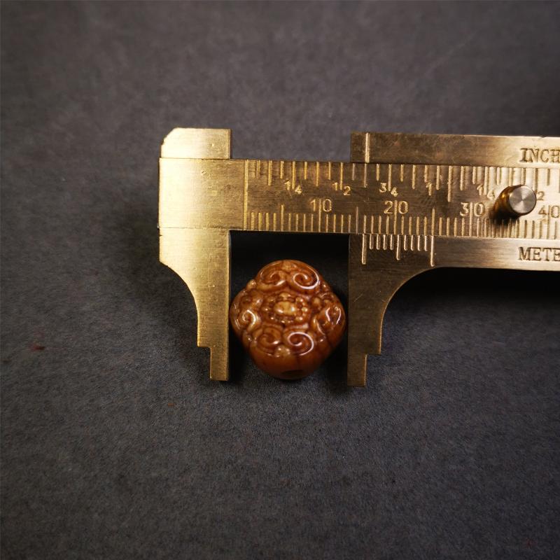 This unique bone carved lucky knot pendant is made by Tibetan craftsmen in Hepo Township, Baiyu County, the birthplace of the famous Tibetan handicrafts. You can make it as a mala pendant below the guru bead, or spacer bead on mala. Also can be use as pendant or keychain.