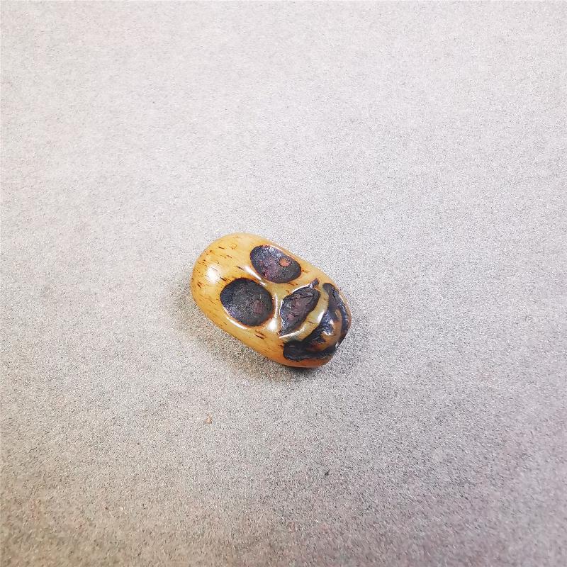 This unique bone carved Skull Sitavana pendant is made by Tibetan craftsmen in Hepo Township, Baiyu County, the birthplace of the famous Tibetan handicrafts. You can use it as a spacer bead on mala,or pendant bead under guru bead. Also can be use as pendant or keych