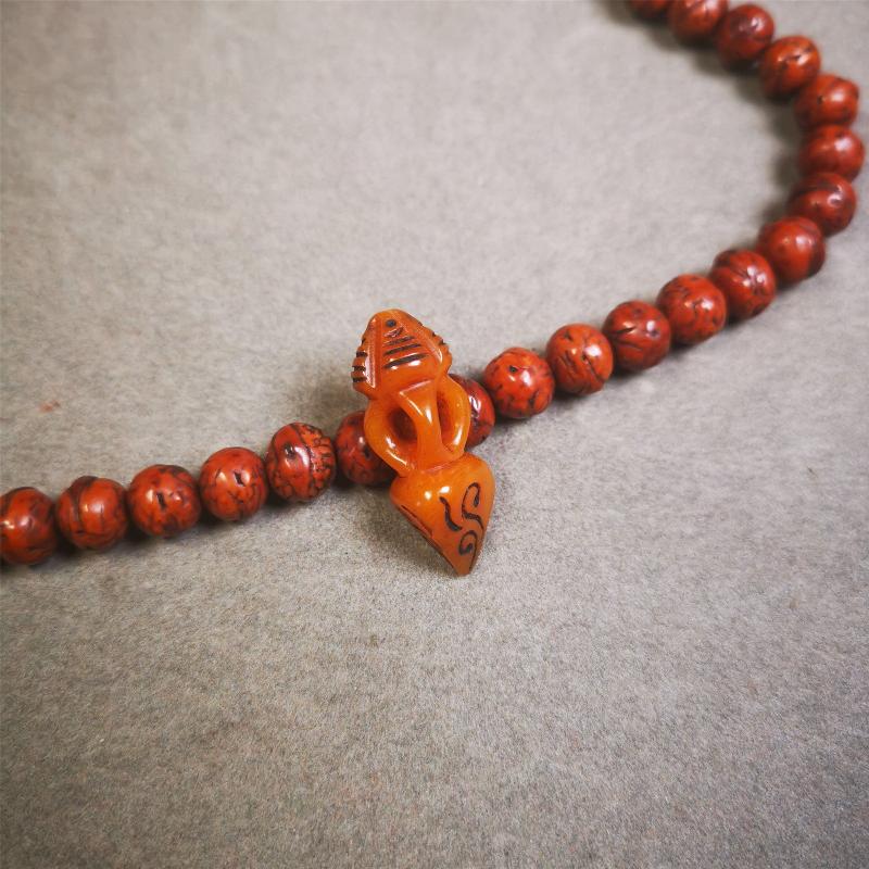 This unique bone carved phurba pendant is made by Tibetan craftsmen in Hepo Township, Baiyu County, the birthplace of the famous Tibetan handicrafts. You can use it as a spacer bead on mala,or pendant bead under guru bead. Also can be use as amulet pendant or keychain.