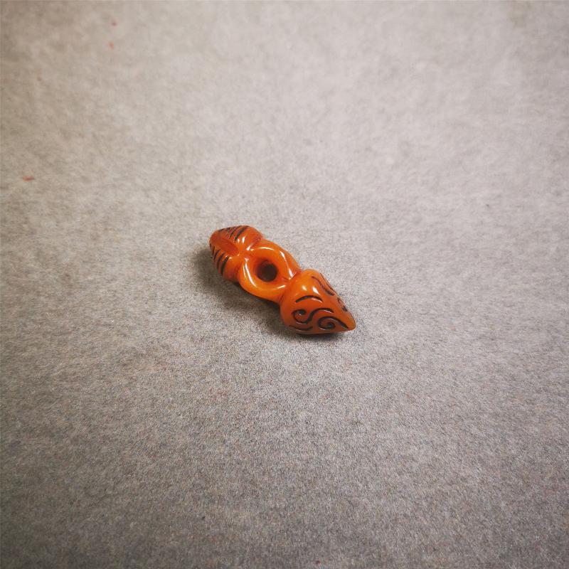This unique bone carved phurba pendant is made by Tibetan craftsmen in Hepo Township, Baiyu County, the birthplace of the famous Tibetan handicrafts.  You can use it as a spacer bead on mala,or pendant bead under guru bead. Also can be use as amulet pendant or keychain.
