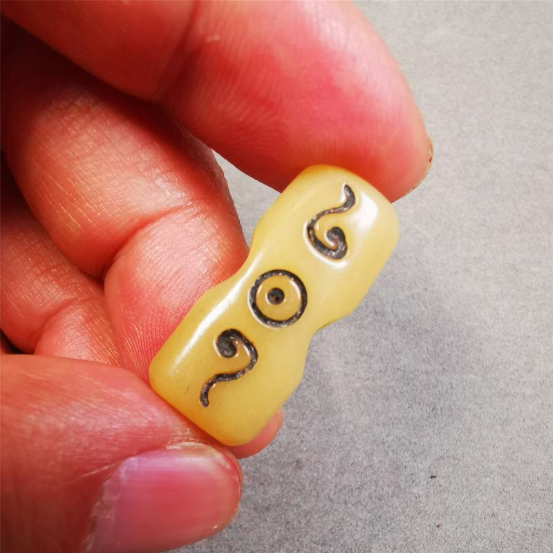 This unique bone carved ruyi pendant is made by Tibetan craftsmen in Hepo Township, Baiyu County, the birthplace of the famous Tibetan handicrafts. You can use it as a spacer bead on mala,or pendant bead under guru bead. Also can be use as amulet pendant or keychain.