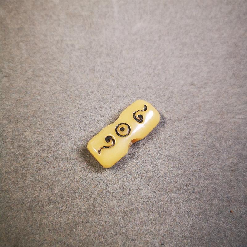 This unique bone carved ruyi pendant is made by Tibetan craftsmen in Hepo Township, Baiyu County, the birthplace of the famous Tibetan handicrafts. You can use it as a spacer bead on mala,or pendant bead under guru bead. Also can be use as amulet pendant or keychain.