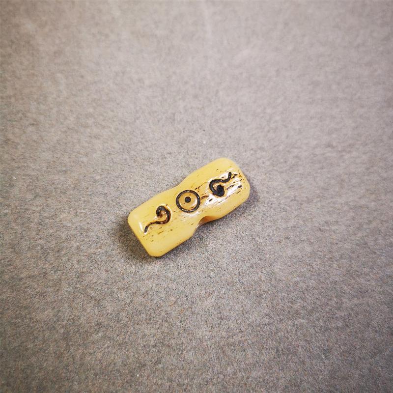This unique bone carved ruyi pendant is made by Tibetan craftsmen in Hepo Township, Baiyu County, the birthplace of the famous Tibetan handicrafts. You can use it as a spacer bead on mala,or pendant bead under guru bead. Also can be use as amulet pendant or keychain.
