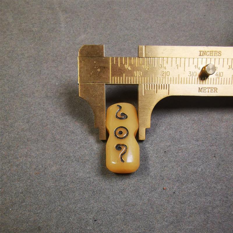 This unique bone carved ruyi pendant is made by Tibetan craftsmen in Hepo Township, Baiyu County, the birthplace of the famous Tibetan handicrafts. You can use it as a spacer bead on mala,or pendant bead under guru bead. Also can be use as amulet pendant or keychain.