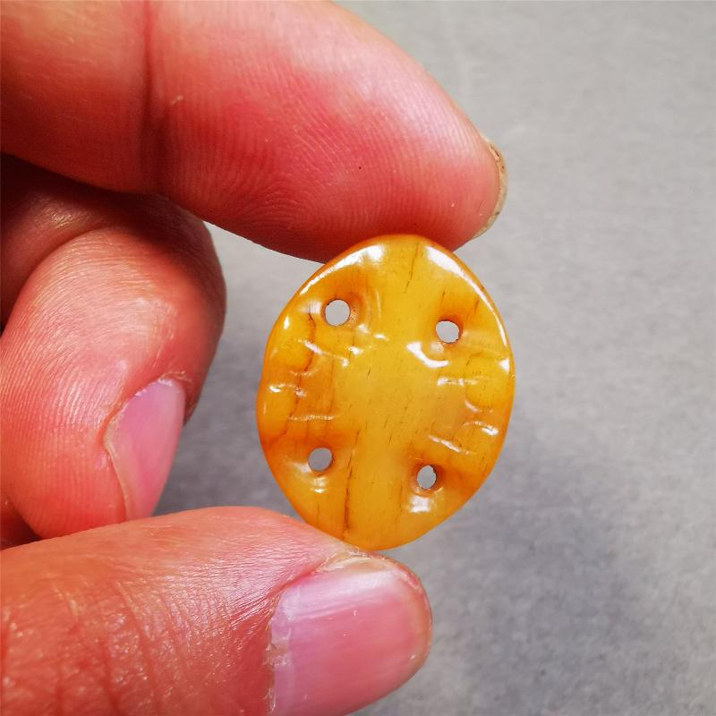 This unique yak bone carved vajra pendant was made by Tibetan craftsmen in Hepo Township, Baiyu County, the birthplace of the famous Tibetan handicrafts. You can use it as a spacer bead on mala,or pendant bead under guru bead. Also can be use as amulet pendant or keychain.