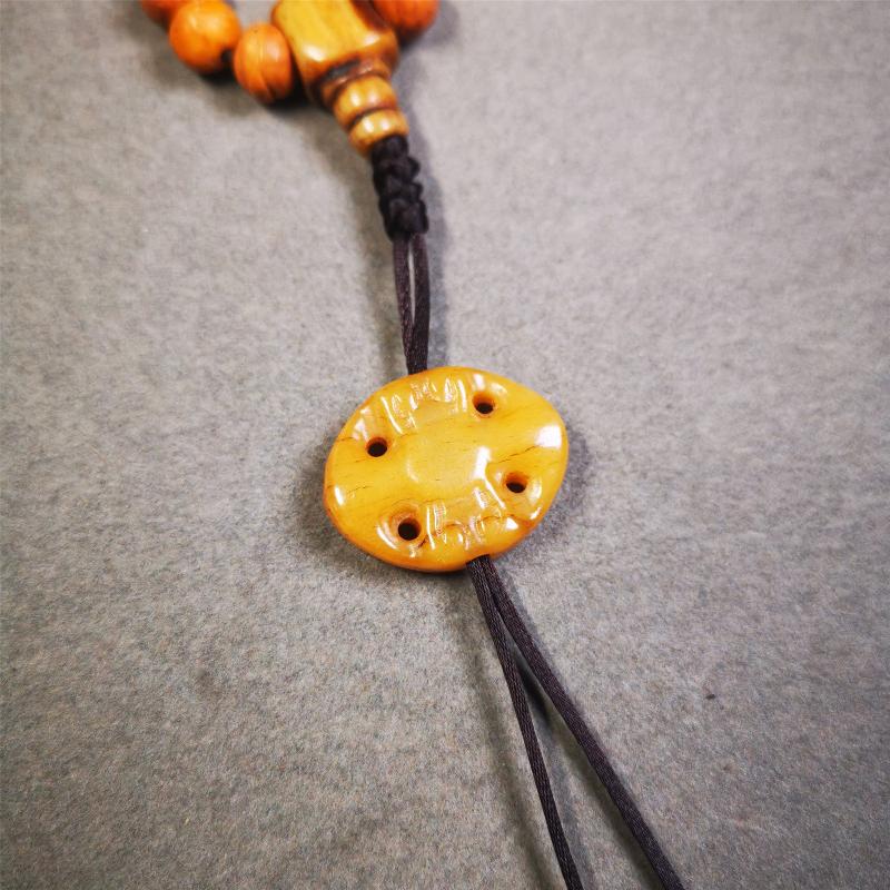 This unique yak bone carved vajra pendant was made by Tibetan craftsmen in Hepo Township, Baiyu County, the birthplace of the famous Tibetan handicrafts. You can use it as a spacer bead on mala,or pendant bead under guru bead. Also can be use as amulet pendant or keychain.