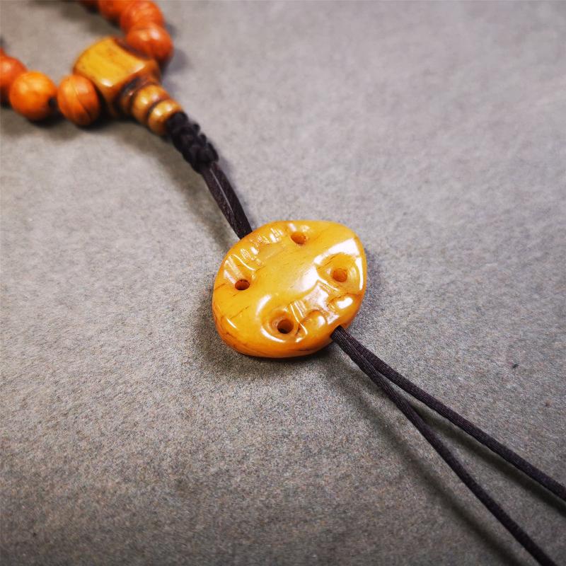 This unique yak bone carved vajra pendant was made by Tibetan craftsmen in Hepo Township, Baiyu County, the birthplace of the famous Tibetan handicrafts. You can use it as a spacer bead on mala,or pendant bead under guru bead. Also can be use as amulet pendant or keychain.