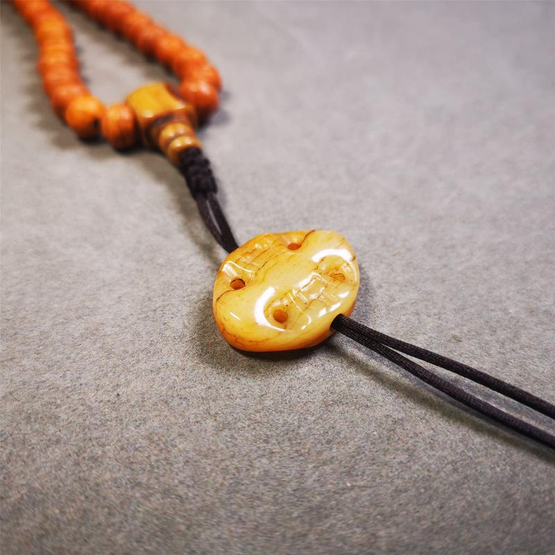 This unique yak bone carved vajra pendant was made by Tibetan craftsmen in Hepo Township, Baiyu County, the birthplace of the famous Tibetan handicrafts. You can use it as a spacer bead on mala,or pendant bead under guru bead. Also can be use as amulet pendant or keychain.