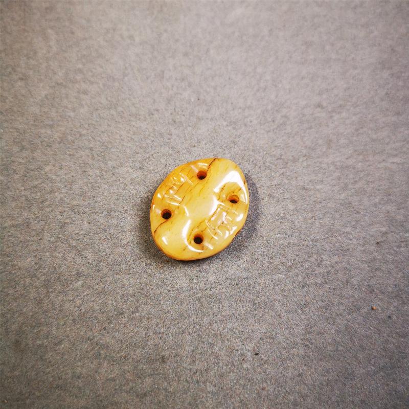 This unique yak bone carved vajra pendant was made by Tibetan craftsmen in Hepo Township, Baiyu County, the birthplace of the famous Tibetan handicrafts. You can use it as a spacer bead on mala,or pendant bead under guru bead. Also can be use as amulet pendant or keychain.