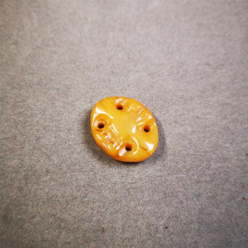 This unique yak bone carved vajra pendant was made by Tibetan craftsmen in Hepo Township, Baiyu County, the birthplace of the famous Tibetan handicrafts. You can use it as a spacer bead on mala,or pendant bead under guru bead. Also can be use as amulet pendant or keychain.