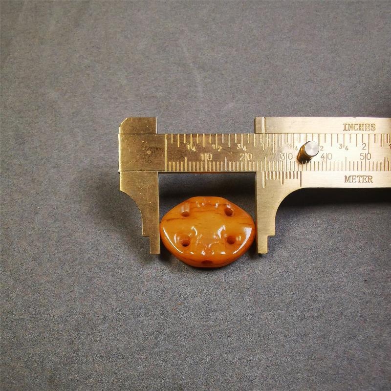 This unique yak bone carved vajra pendant was made by Tibetan craftsmen in Hepo Township, Baiyu County, the birthplace of the famous Tibetan handicrafts. You can use it as a spacer bead on mala,or pendant bead under guru bead. Also can be use as amulet pendant or keychain.