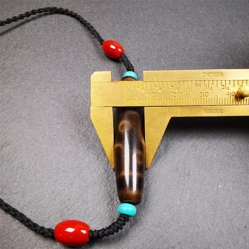 This necklace was hand-woven by Tibetans from Baiyu County, the main bead is a brown color 9 eyes dzi, paired with 2 turquoise beads and 2 red agate beads,about 30 years old. The length of the necklace can be adjusted, the maximum circumference is about 60cm.