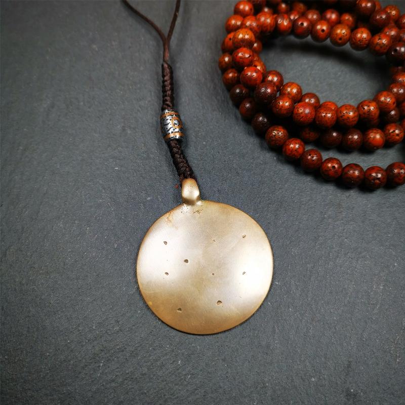 This unique tibetan melong badge was collected from Kathok Monastery,about 50 years old. It's a Astrology Protective Amulet Pendant,made of lima brass. The pattern is Tibetan Budhist Protective Amulet Pendant - SIPAHO(srid pa ho).