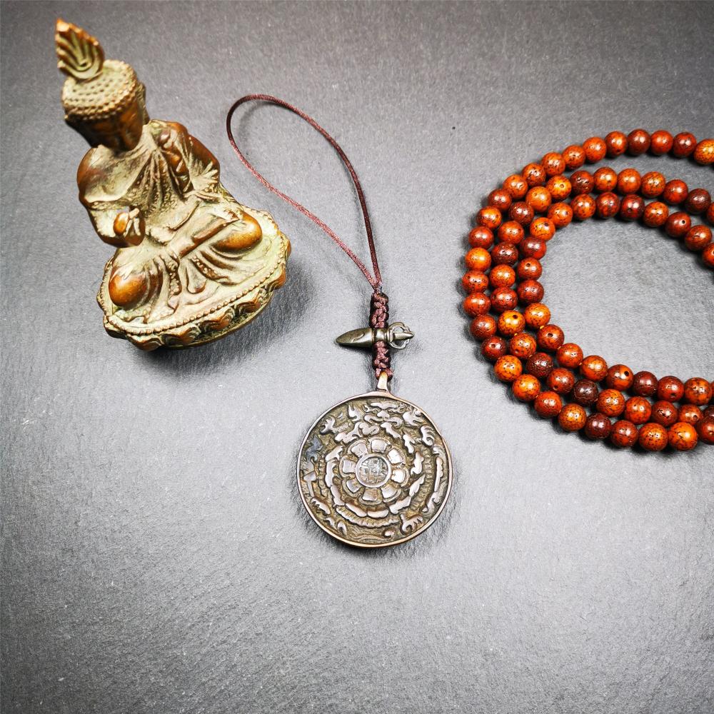 This unique tibetan melong badge was collected from Kathok Monastery,about 50 years old. It's a Astrology Protective Amulet Pendant,made of thokcha,the front pattern is Tibetan Budhist Protective Amulet Pendant - SIPAHO(srid pa ho).