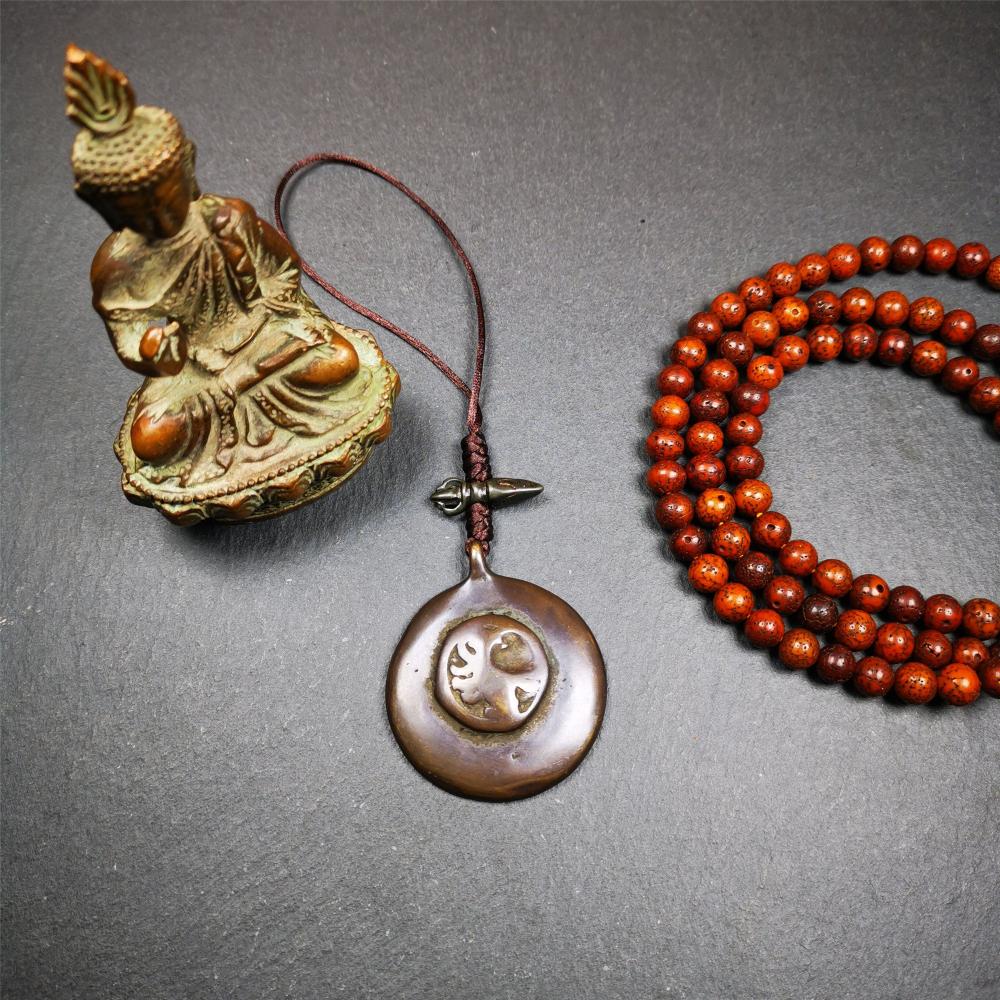 This unique tibetan melong badge was collected from Kathok Monastery,about 50 years old. It's a Astrology Protective Amulet Pendant,made of thokcha,the front pattern is Tibetan Budhist Protective Amulet Pendant - SIPAHO(srid pa ho).