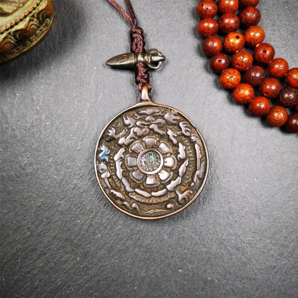 This unique tibetan melong badge was collected from Kathok Monastery,about 50 years old. It's a Astrology Protective Amulet Pendant,made of thokcha,the front pattern is Tibetan Budhist Protective Amulet Pendant - SIPAHO(srid pa ho).