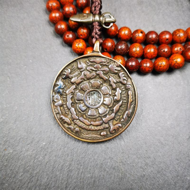This unique tibetan melong badge was collected from Kathok Monastery,about 50 years old. It's a Astrology Protective Amulet Pendant,made of thokcha,the front pattern is Tibetan Budhist Protective Amulet Pendant - SIPAHO(srid pa ho).