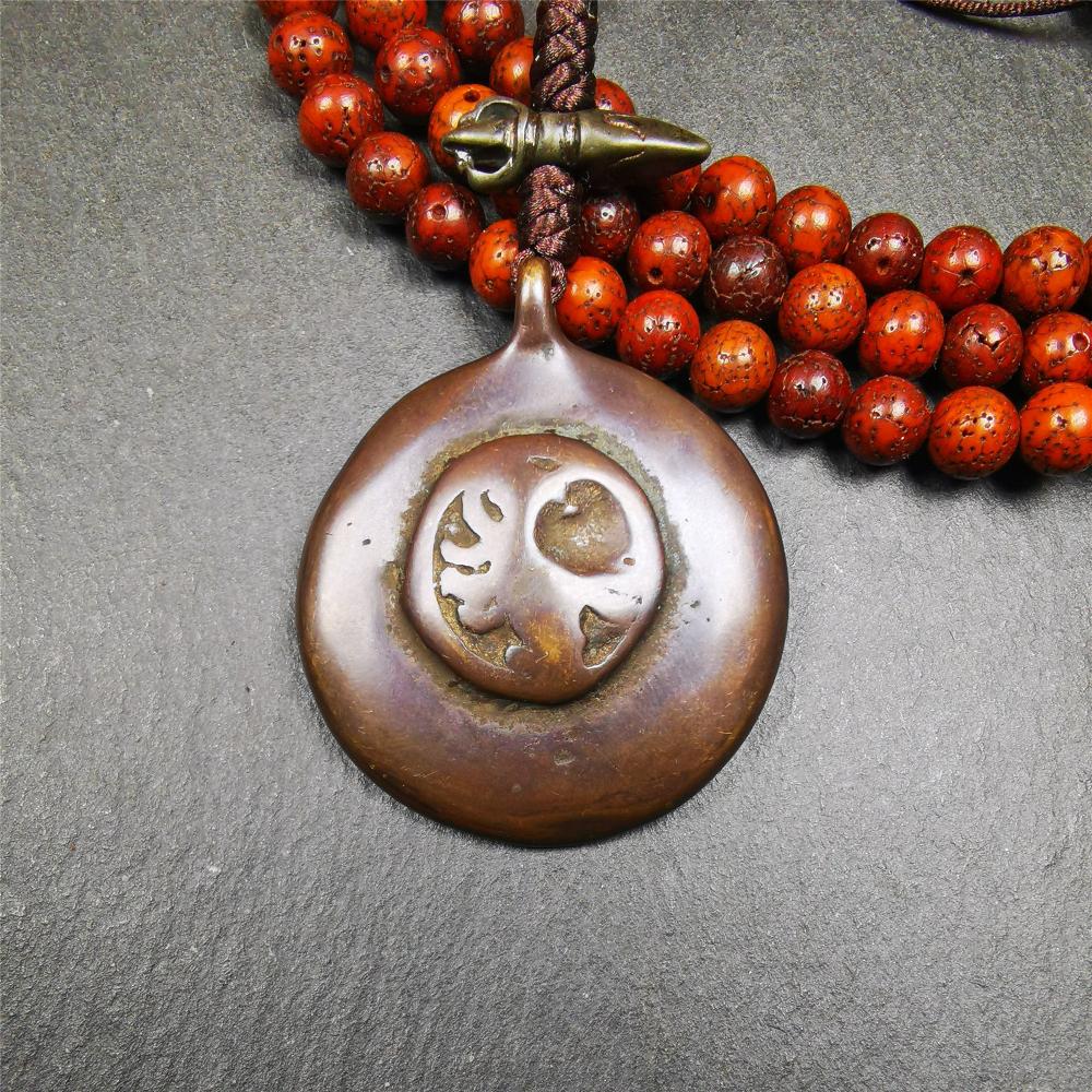This unique tibetan melong badge was collected from Kathok Monastery,about 50 years old. It's a Astrology Protective Amulet Pendant,made of thokcha,the front pattern is Tibetan Budhist Protective Amulet Pendant - SIPAHO(srid pa ho).